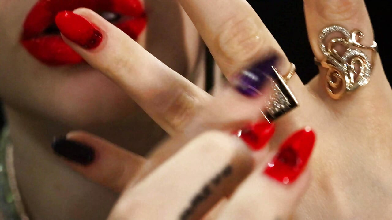 Lipstik &perhiasan & kuku fetish
