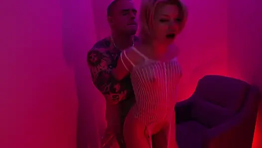 Örgülü kıyafetlerle ve tutkulu seks hediye olarak striptiz
