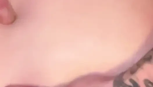 Anal tıkaçlı minyon bebek onu sikmeden önce dövmeli asılı bir adama biniyor