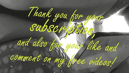 Две девушки Взрослая зрелая милфа и молодая девушка девственница в секси футболке без трусиков и лифчика целуются в кухне. Лесбиянки Нудисты