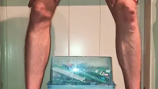 Ateşli eşcinsel twink tek başına sert büyük yarak yapay penisle sidik orgazmı