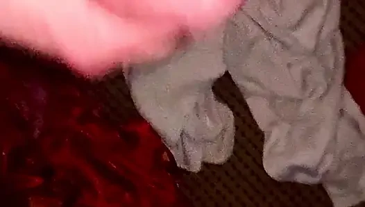 Büyük zenci yarağı ayakta mastürbasyon yapıyor ve boşalıyor!!
