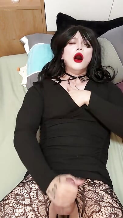 Το γατάκι στη ζέστη πυροβολεί μια τεράστια ποσότητα cum στα μαύρα ρούχα μου και δεν μπορεί να σταματήσει καθόλου