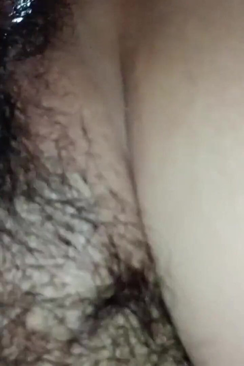 Ella se graba cada vez que tiene sexo con su amante para mostrarle a su marido cornudo cómo se la follan, para poder con él