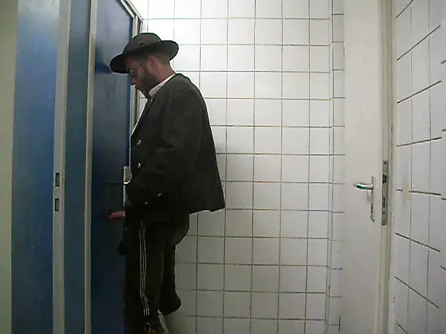 Bayernbursch gets serviced at a Gloryhole