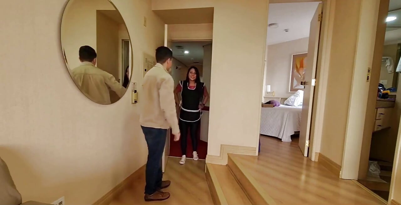 Sexy mucama dominante castiga al gran jefe chauvinista