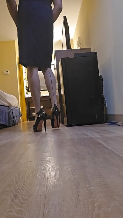 Schwarzer plateau-pumps und blaues kleid