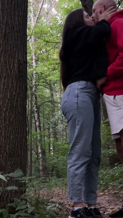 Sexo extremo en el bosque: con una jovencita con grandes pechos. | Clip 1
