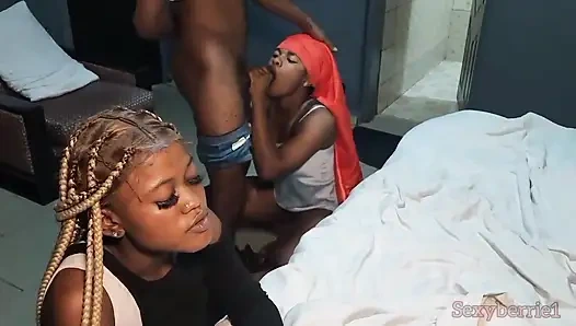 Африканская тинка трахается с большим черным членом и получает кримпай