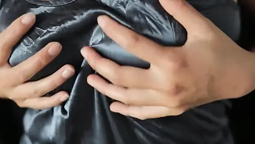 Ein Mädchen, das ein Superstar ist, wechselt ihre Kleidung und trägt ein Kleid, das zu viel ist, um wahr zu sein