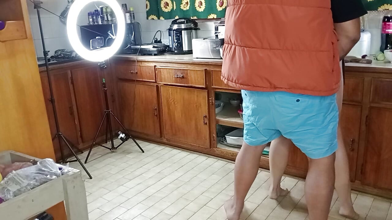 Ella trató de hacer ensalada y luego se tragó un poco de polla