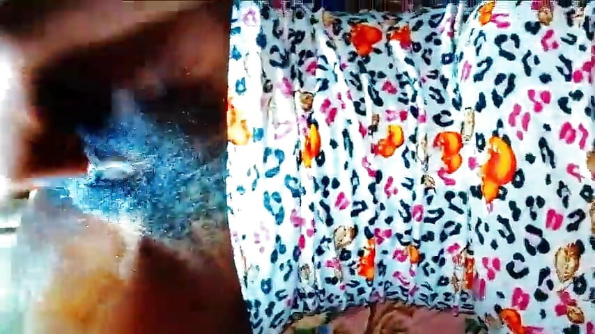 ホットなゲットーカップルが自家製でセックス、濡れた膣が好き、BBCを抱きしめ、ドギー、