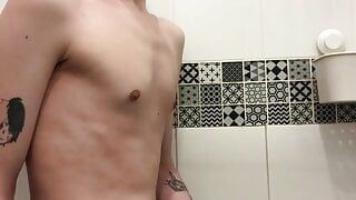 Die 18-jährige Jungfrau wichst im Badezimmer und bekommt einen saftigen Orgasmus