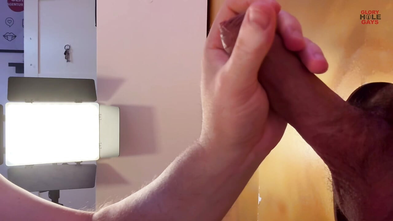 XL pták s předkožkou u zlaté gloryhole