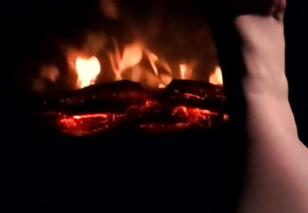 Cewek sange ini menghangatkan kakiku di atas api sampai kontol dan pelermu berkeringat!