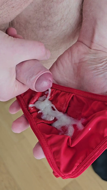 Kırmızı Mini String Tanga Buz Dölüyle Kaplı | Klip 2