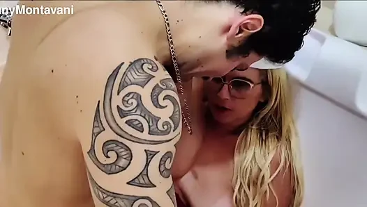 Tiffany montavani di bak mandi sama cowok berotot waktu kakek lagi ngintip
