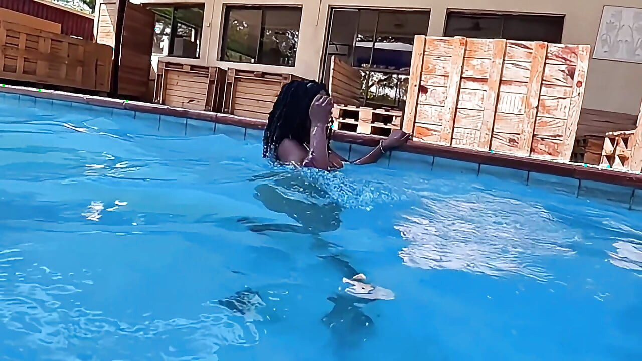 Beter sig knappt vid poolen