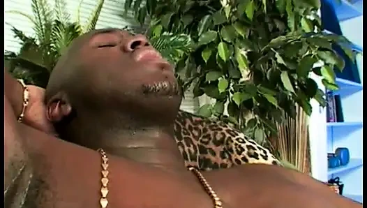 Zenci kel koca ayak yaşlı beyaz kadın Monique'in piposunu temizlemesine izin veriyor