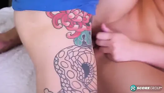 Das vollbusige teen sophia lux fickt wie eine schlampe und bekommt eine riesige gesichtsbesamung
