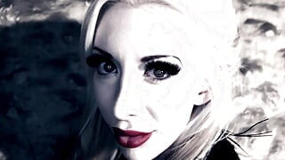 Zgodna i seksi plavuša jaše veliki tvrdi kurac