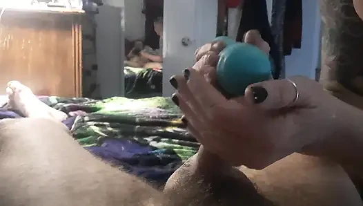 Si rambut merah seksi nyepong kontol dan memompa memek