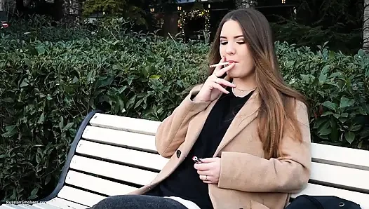 Russisches mädchen verbringt ihre mittagspause, rauchen 3 schwänke in folge