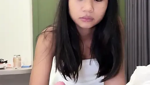 Nettes asiatisches teen mit kleinen titten von großem weißem schwanz gefickt und ins gesicht kommen
