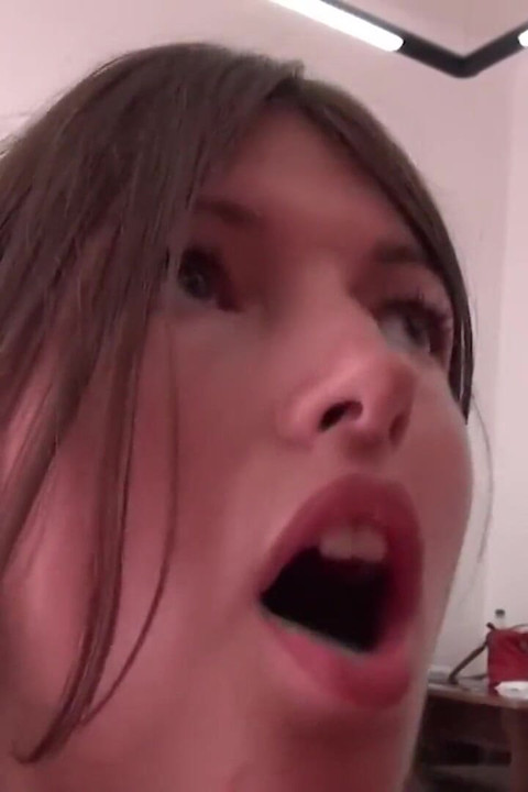 Un mec sexy se fait baiser profondément par des bites énormes après s'être étouffe dessus