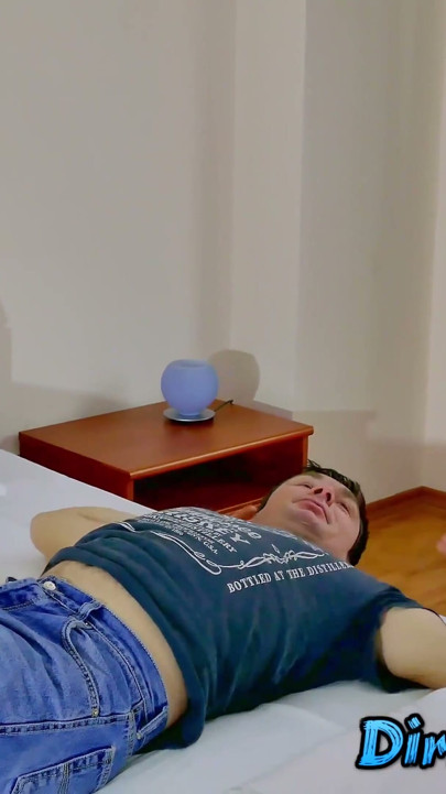 Sigara içiyor ve yüze oturma