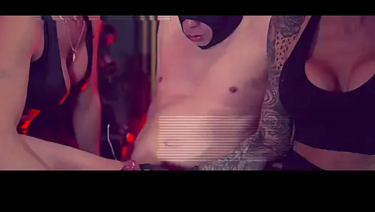 İri göğüslü sarışın orta yaşlı seksi kadın köle sürtük oluyor!