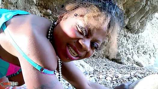 Naomi Lionness имеет Кевина Уайта в пляжной фантазии, интенсивный межрасовый трах киски и камшот