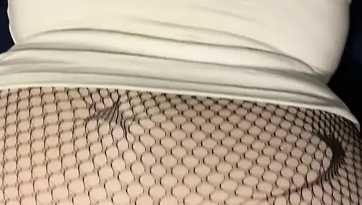 Белую девушку с большой шикарной задницей трахают раком в чулках-сеточках