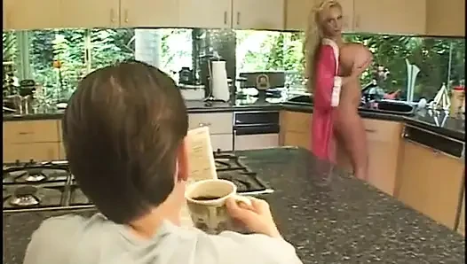 Lüks büyük memeli orta yaşlı seksi kadın kahvesine biraz krem sunuyor