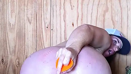 Рыжая скачет на дилдо большого черного члена на подставке в задницу и сквиртует киской