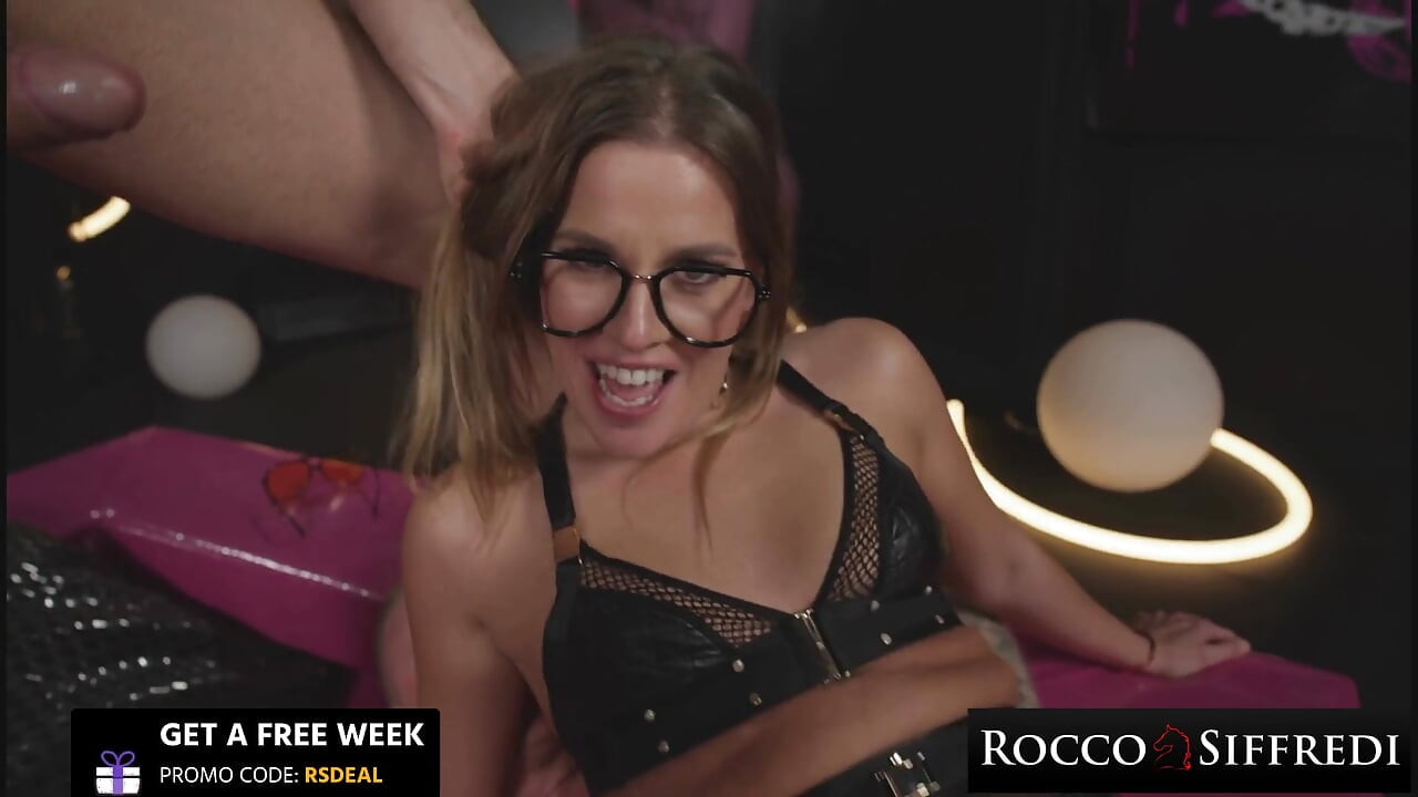 ROCCO SIFFREDI - superba brunetă Eveline Dellai este umplută la dublu de pule uriașe