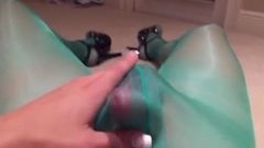 Bella groene panty klaarkomen