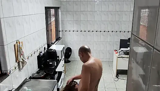 Горничная согласилась раздеться и получить эякуляцию на ее лицо.