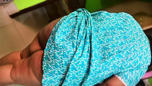 Bakış açısı: ateşli Hintli büyük götlü hizmetçi odamı süpürüyor ve çıplak götünü ve büyük göğüslerini görüyorum ve elle muameleye başlıyorum - hintçe seks mms