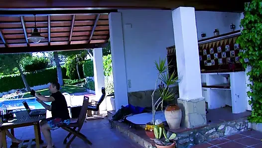 Gadis cantik bertato rambut cokelat lagi asik nyepong kontol pasangannya dengan penuh gairah