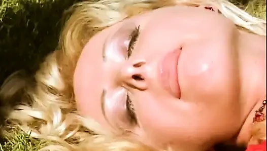 Ateşli büyük memeli orta yaşlı seksi kadın klasik büyük yarakla götten sikiliyor ve ağzına boşaltıyor