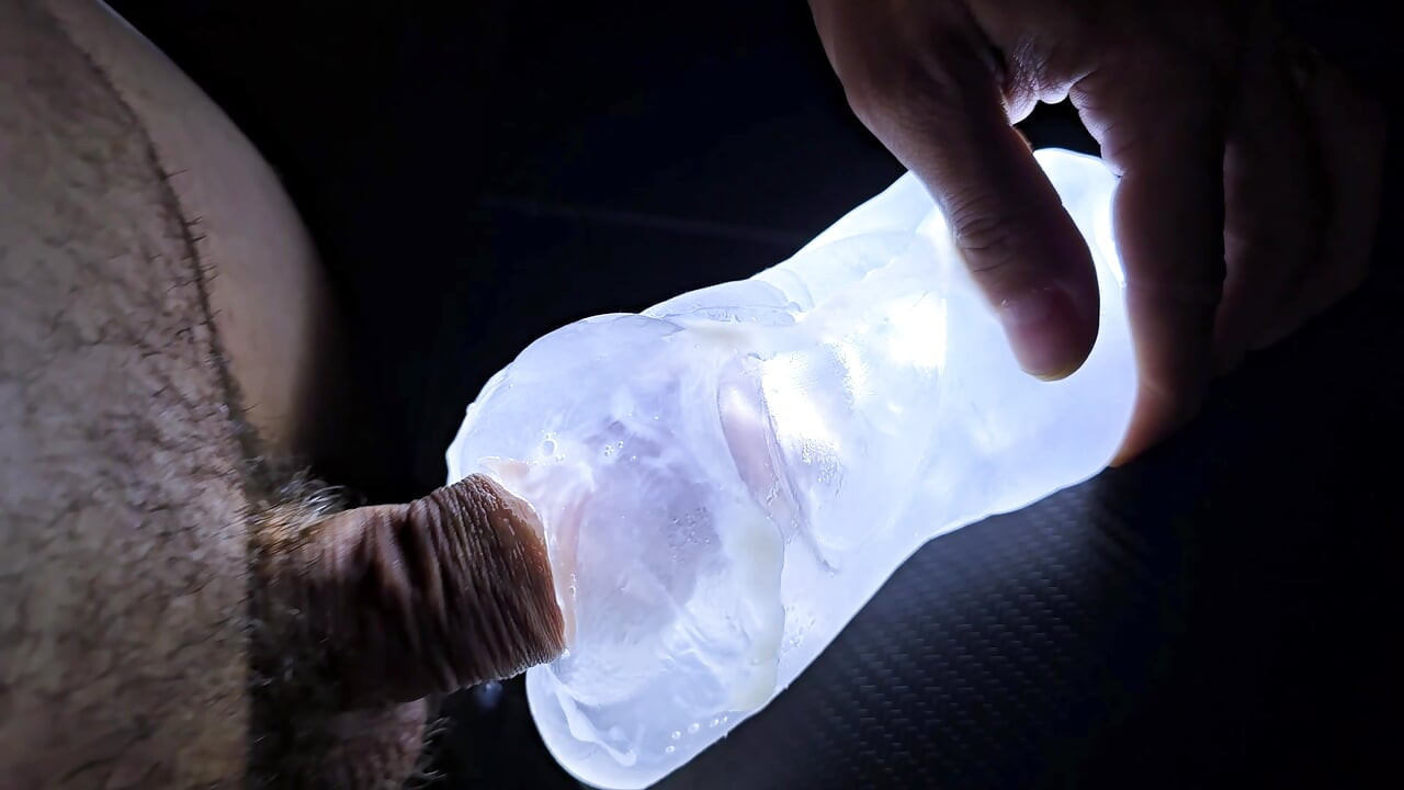 Une lampe de poche brillante se fait baiser et éjaculer brutalement