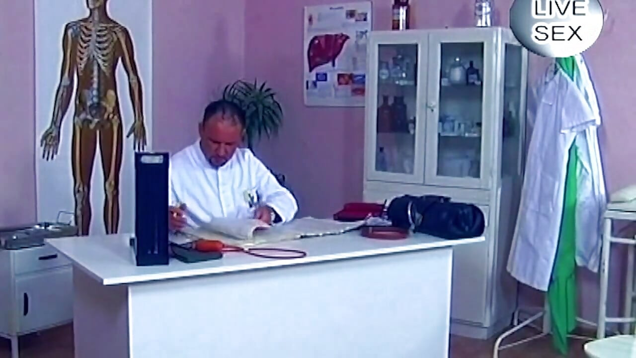 O pacientă blondă suge pula doctorului înainte de un futai dur pe podea
