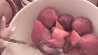 Fresas y leche cremosa