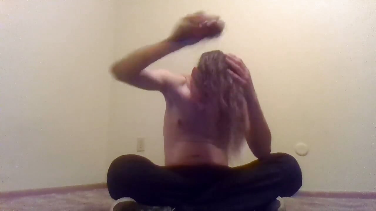 Transgirl nahoře bez si čistí vlastní vlasy