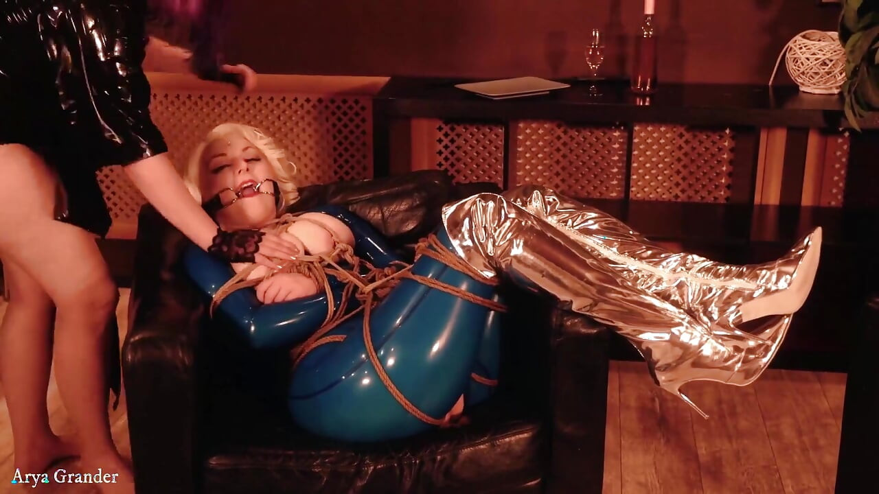 58 min!! Lateks vezivanje lezbijski video! Seksi plavuša Pin Up MILF Arya u gumenom catsuitu, iza pozornice