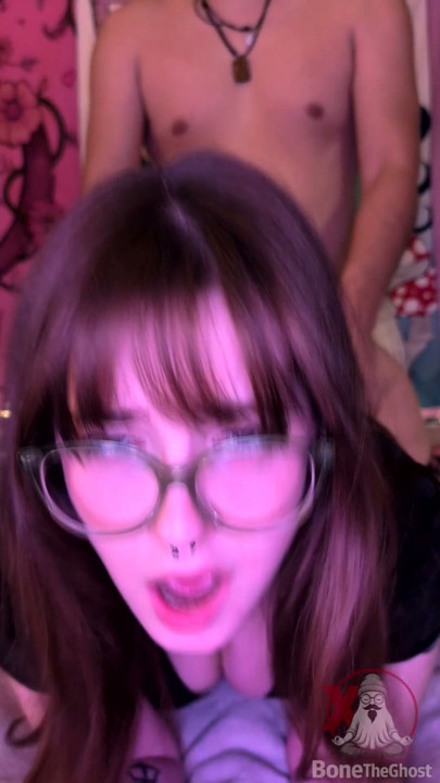 18 linda nerd culona es cachonda en cuatro y un facial | Clip 1