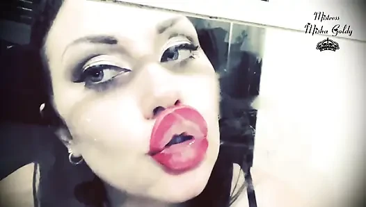 Красные губы с отпечатками поверх стекло и Frenchkissing