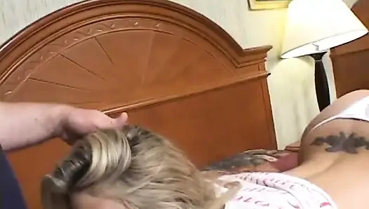 Adam hamile sarışın bebeği sikerken ikinci adamın yarağını emiyor