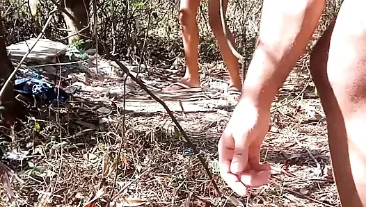 Werde ich dieses köstliche junge Mädchen auf allen Vieren im Wald ficken?